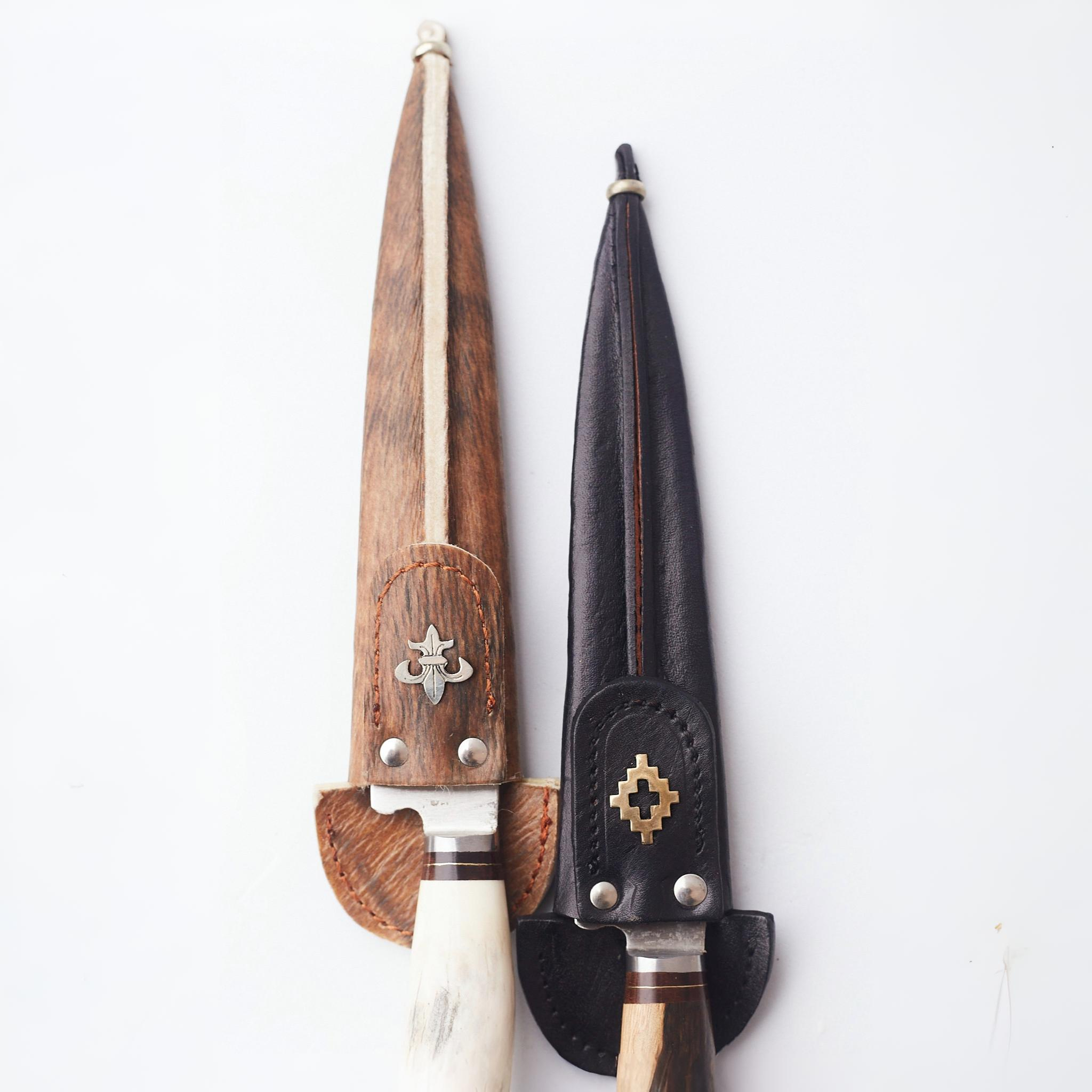 CUCHILLO 20 CM CIERVO ENTERO C/PUNTERAS DE ALPACA Y DIJE - Image 3
